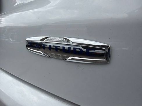 Used 2025 Jeep Compass Latitude AWD/4WD image 9