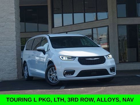 Used 2023 Chrysler Pacifica Touring-L FWD image 1