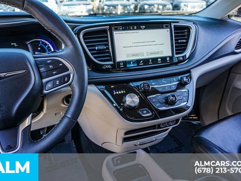 Used 2023 Chrysler Pacifica Touring-L image 39