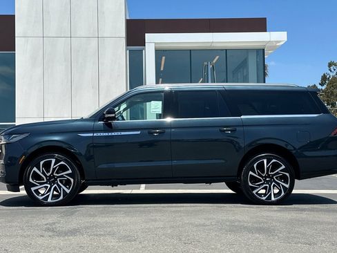 New 2026 Lincoln Navigator L Reserve AWD/4WD image 6