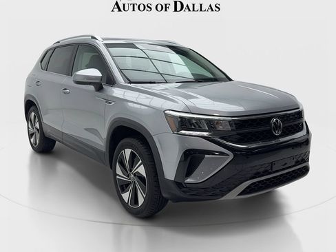 Used 2024 Volkswagen Taos SE w/ Panoramic Sunroof Package AWD/4WD image 2