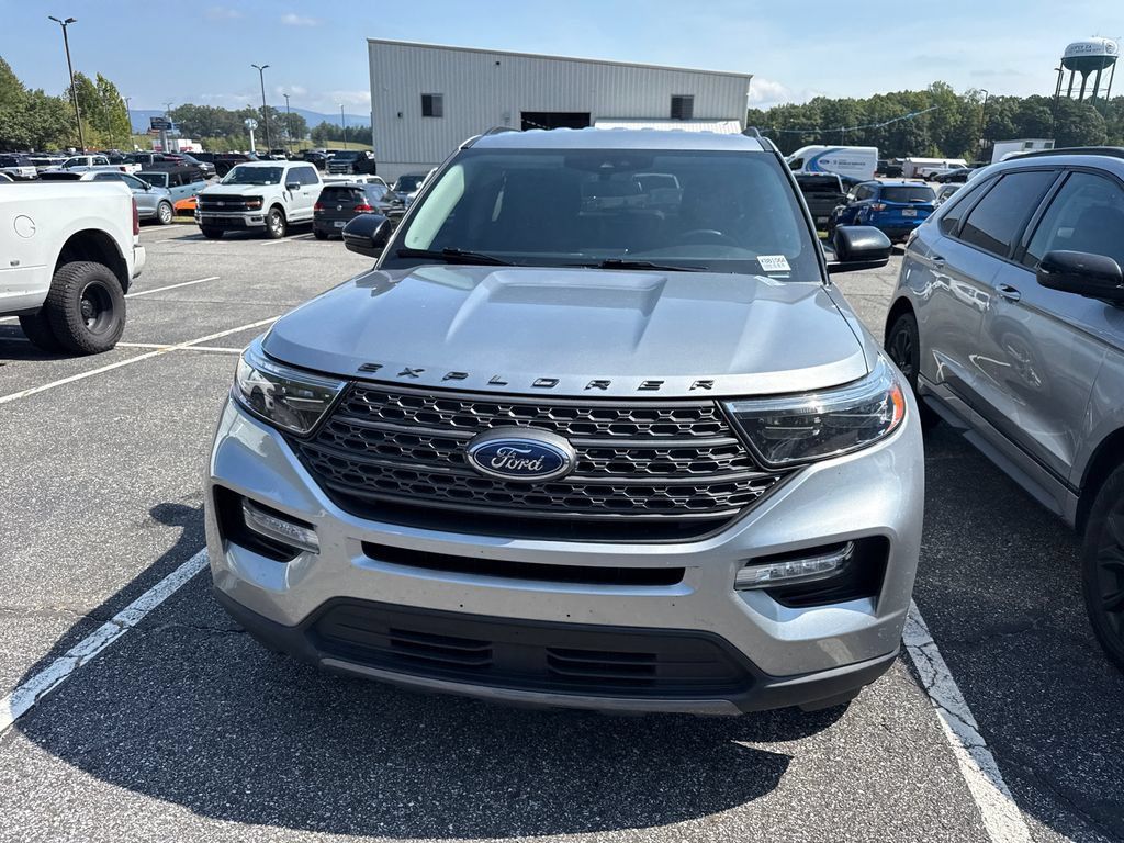 Used 2024 Ford Explorer XLT w/ Equipment Group 202A AWD/4WD image 5