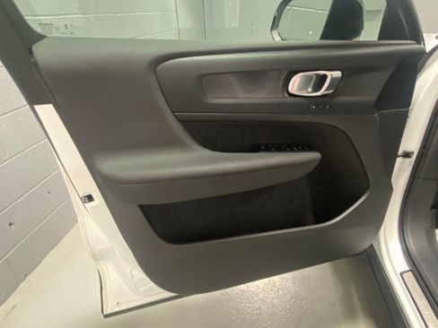 Used 2023 Volvo XC40 Recharge Core AWD/4WD image 6