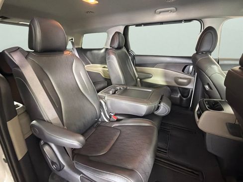 Used 2025 Kia Carnival EX FWD image 34