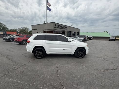 Used 2020 Jeep Grand Cherokee Altitude AWD/4WD image 18