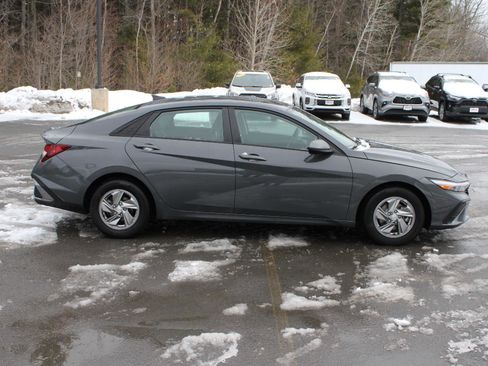 Used 2024 Hyundai Elantra SE image 4