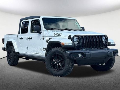 Used 2021 Jeep Gladiator Willys AWD/4WD image 2