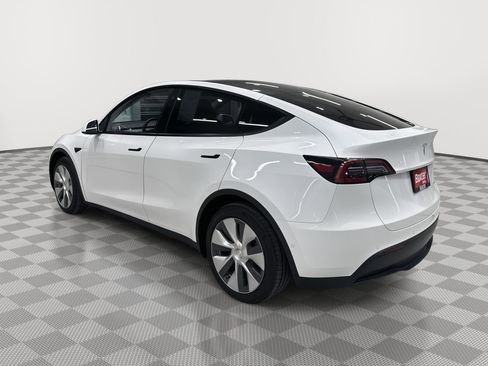 Used 2022 Tesla Model Y Long Range image 9