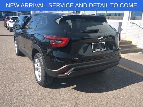 Used 2024 Chevrolet Trax LS w/ LS Convenience Package FWD image 4