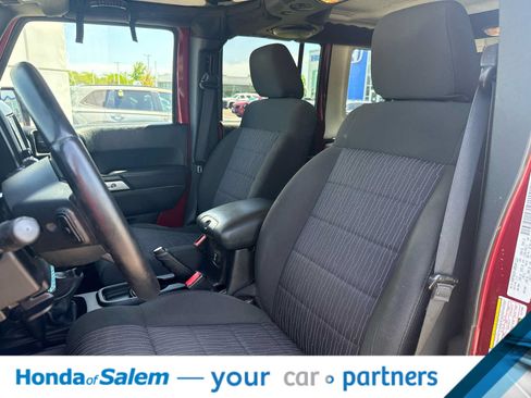 Used 2012 Jeep Wrangler Unlimited Rubicon w/ Connectivity Group AWD/4WD image 10