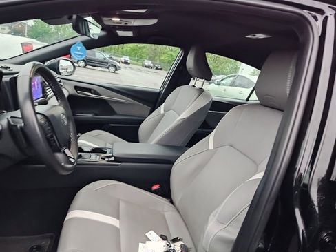Used 2025 Toyota Camry SE w/ Convenience Package FWD image 6