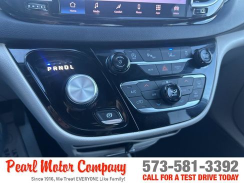 Used 2022 Chrysler Pacifica Touring-L image 17