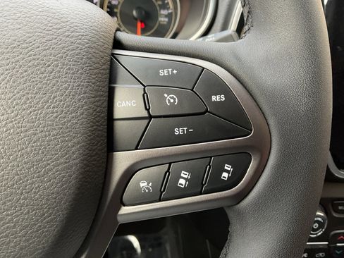 Used 2022 Jeep Cherokee Limited image 18