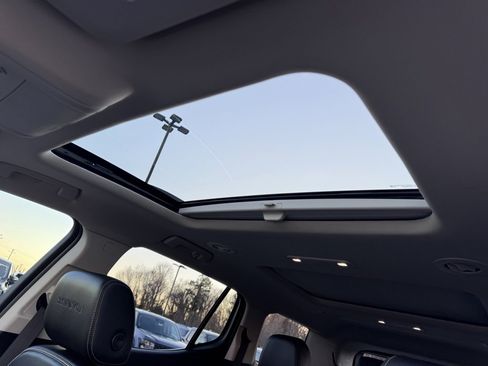 Used 2022 GMC Acadia Denali w/ Denali Technology Package image 12