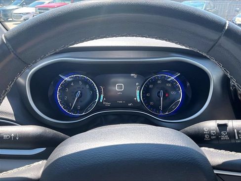 Used 2023 Chrysler Pacifica Touring-L FWD image 21