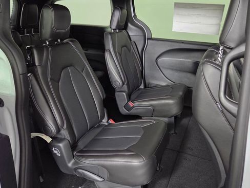 New 2026 Chrysler Pacifica Select image 33