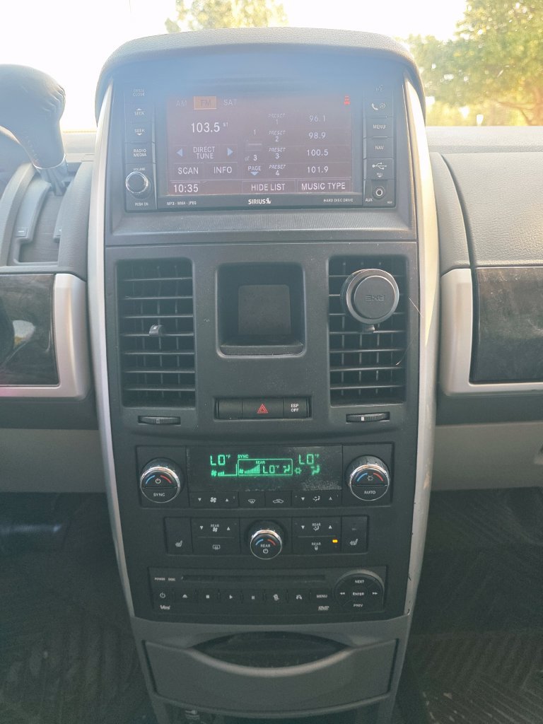 Used 2010 Dodge Grand Caravan SXT FWD image 35