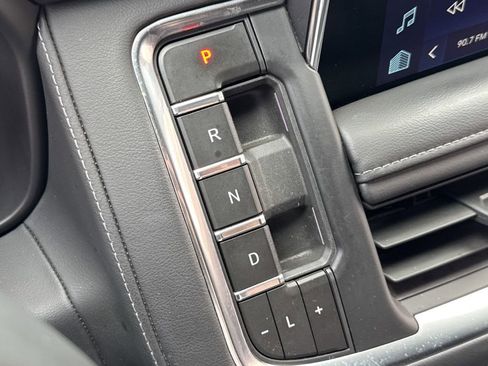 Used 2024 Chevrolet Suburban LT w/ Luxury Package image 10