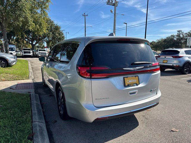Used 2022 Chrysler Pacifica Limited w/ Uconnect Theater Family Group FWD image 5