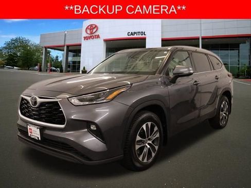 Used 2021 Toyota Highlander XLE AWD/4WD image 7