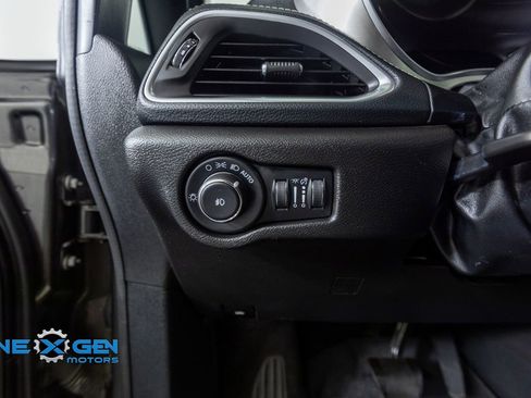 Used 2021 Chrysler Pacifica Limited w/ Uconnect Theater Family Group FWD image 13