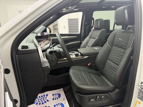 Used 2025 Cadillac Escalade Sport Platinum w/ LPO, ONYX Package image 14