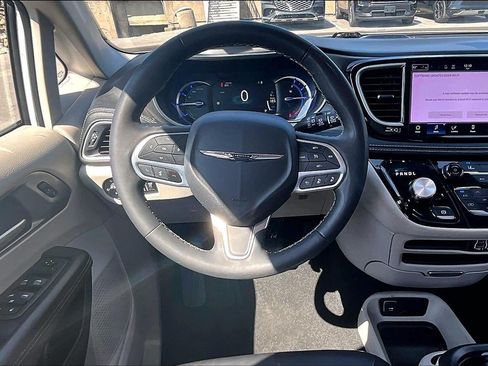 Used 2023 Chrysler Pacifica Touring-L FWD image 5