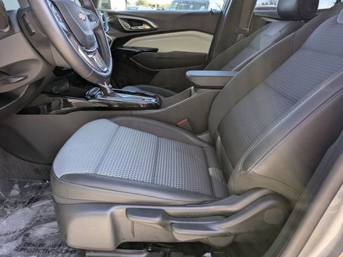 Used 2025 Chevrolet Trax LT w/ LT Convenience Package image 17