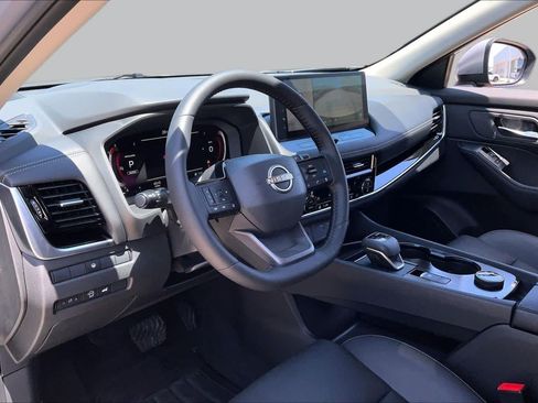 Used 2025 Nissan Rogue SL AWD/4WD image 17
