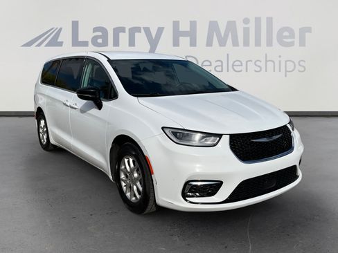 Certified 2024 Chrysler Pacifica Touring-L FWD image 7