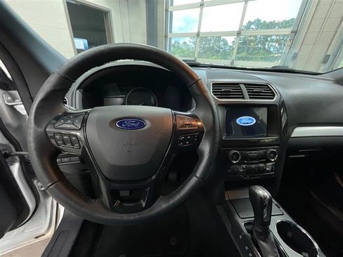 Used 2017 Ford Explorer XLT w/ Equipment Group 201A FWD image 14