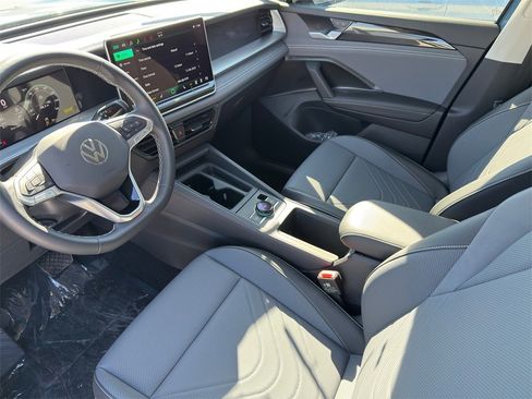 New 2026 Volkswagen Tiguan SE image 8