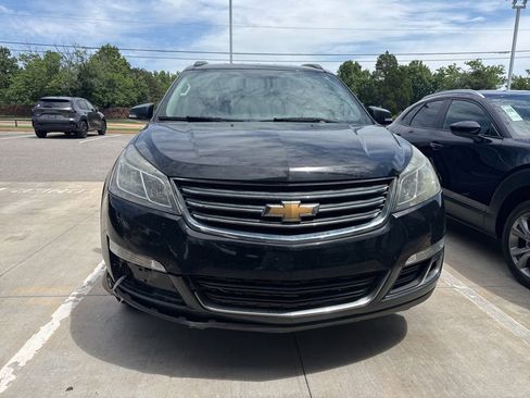 Used 2017 Chevrolet Traverse LT FWD image 2