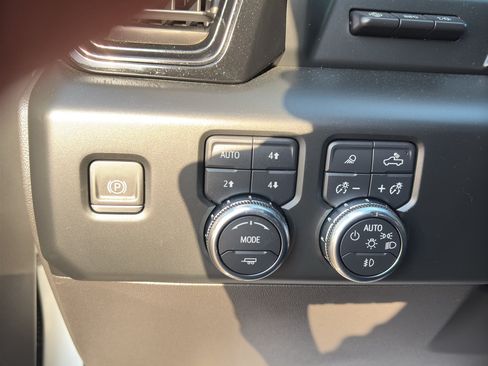 Used 2022 GMC Sierra 1500 AT4 w/ AT4 Premium Package AWD/4WD image 25