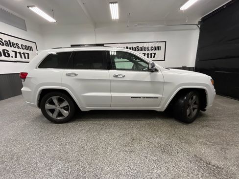 Used 2017 Jeep Grand Cherokee Overland image 2