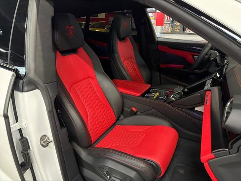 Used 2022 Lamborghini Urus image 21
