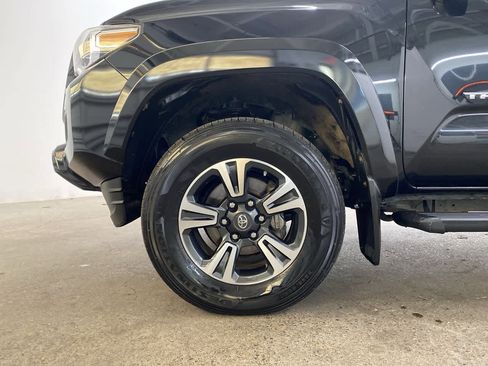 Used 2016 Toyota Tacoma TRD Sport image 11