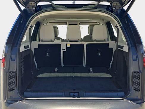 Used 2025 Land Rover Discovery S image 12