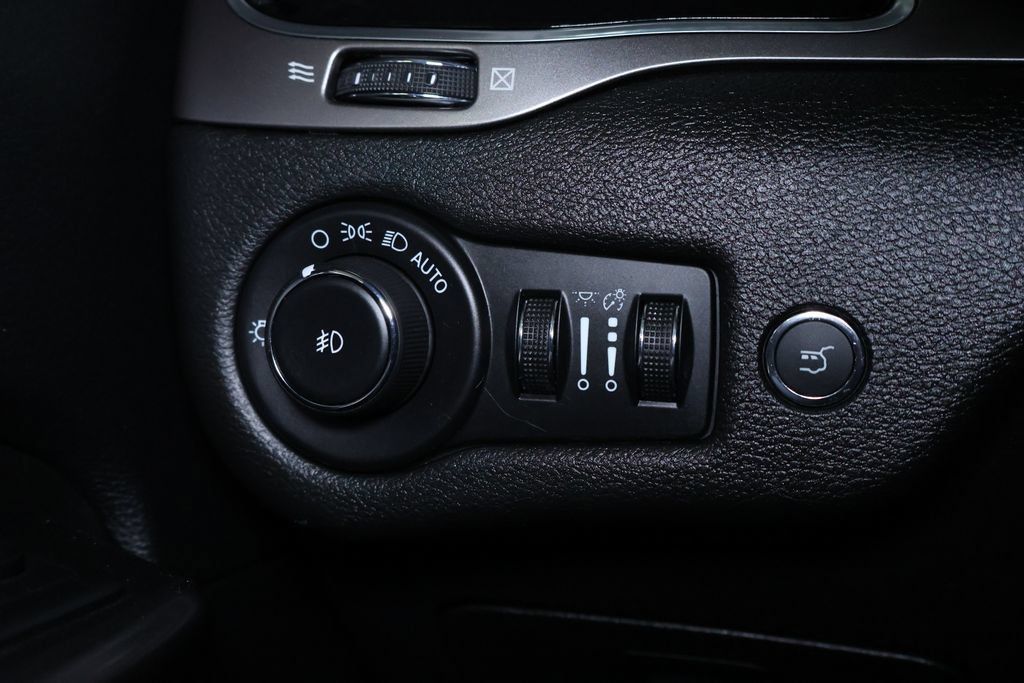 Used 2021 Jeep Cherokee Limited w/ Elite Package AWD/4WD image 27