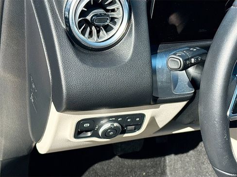 Used 2025 Mercedes-Benz GLB 250 image 11