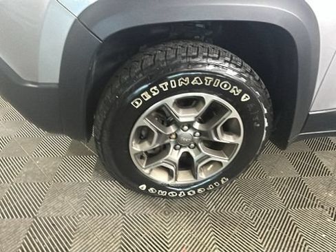 Used 2020 Jeep Cherokee Trailhawk w/ Cold Weather Group AWD/4WD image 9