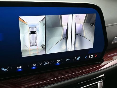 Used 2024 Chevrolet Traverse Z71 w/ Enhanced Driving Package image 30