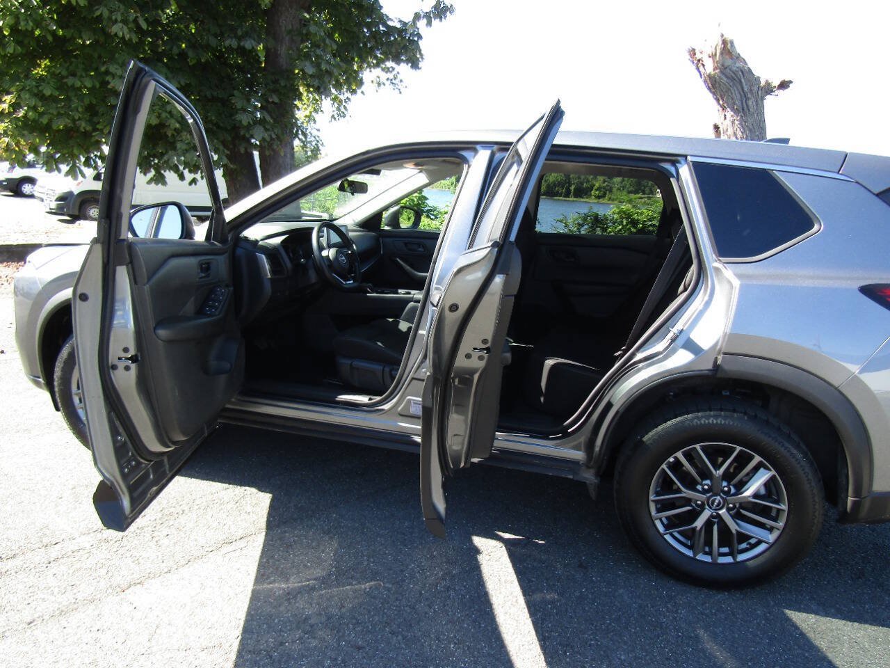 Used 2024 Nissan Rogue S AWD/4WD image 21