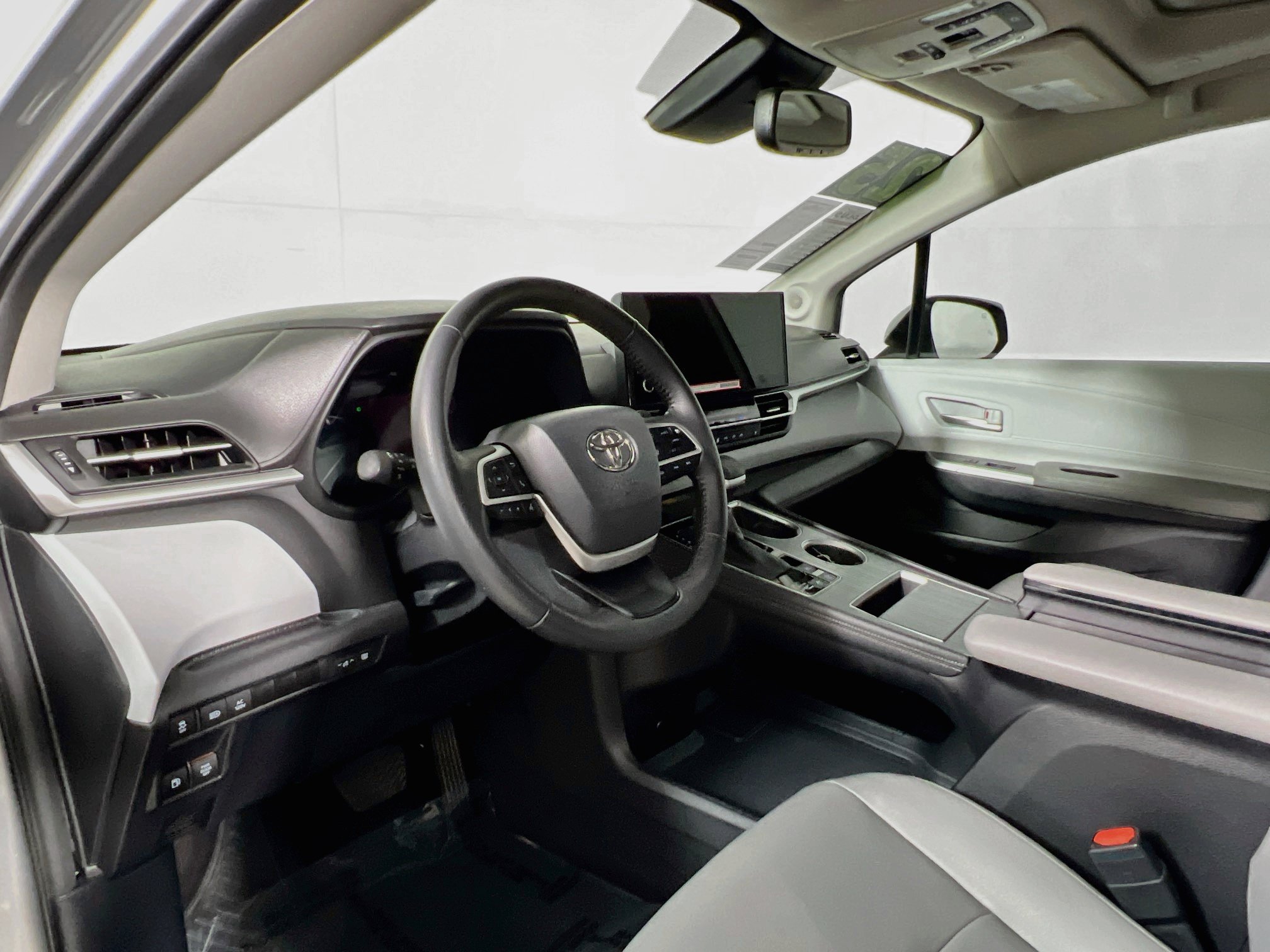 Used 2025 Toyota Sienna XLE w/ XLE Plus Package FWD image 30