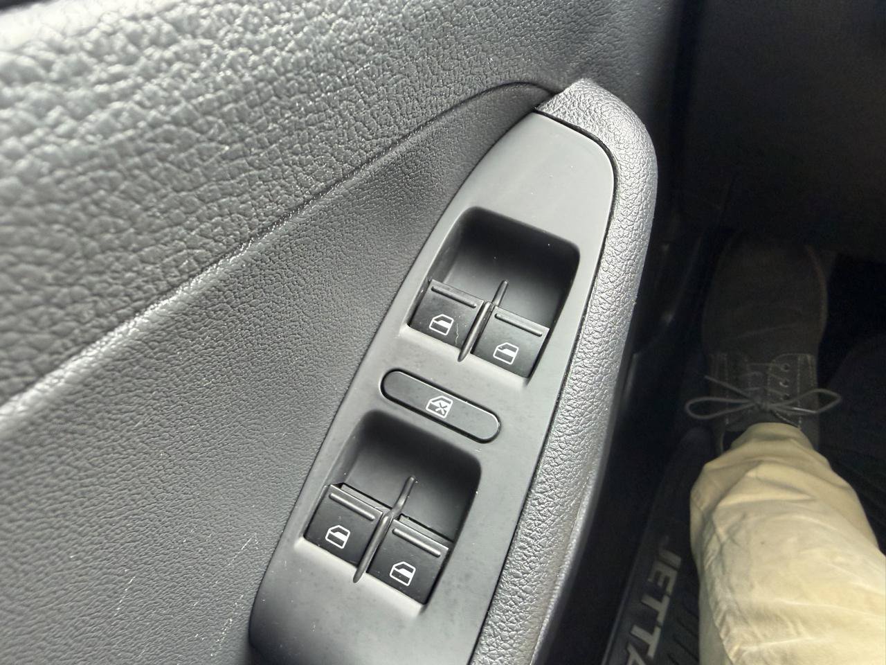Used 2018 Volkswagen Jetta SE FWD image 32