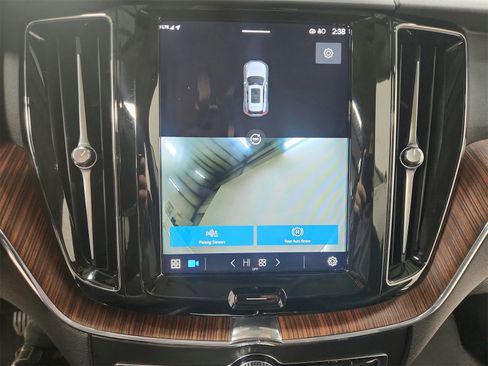 Used 2023 Volvo XC60 B5 Plus image 30