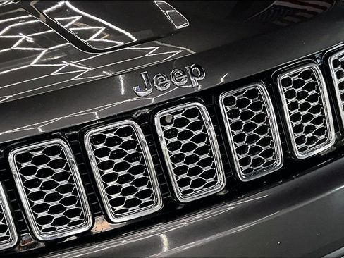 Used 2019 Jeep Grand Cherokee Overland AWD/4WD image 35