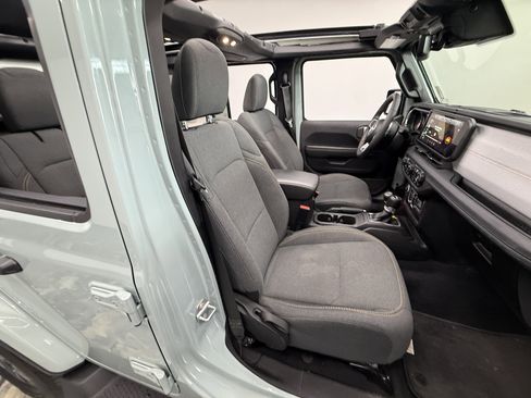 Used 2024 Jeep Wrangler Unlimited Sahara w/ Technology Group AWD/4WD image 18
