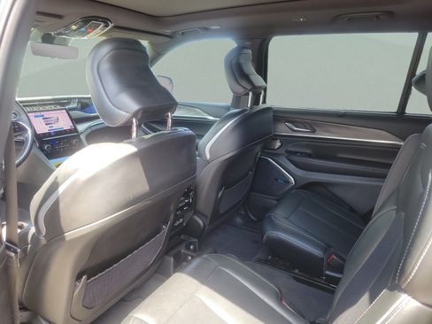Used 2022 Jeep Grand Cherokee L Overland w/ Luxury Tech Group IV AWD/4WD image 12