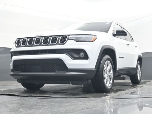 Used 2024 Jeep Compass Latitude image 25
